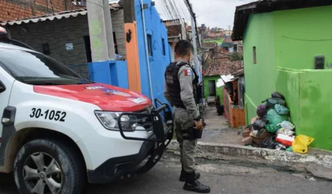 Jovem é morto com tiros na cabeça quando conversava com irmão e amigo