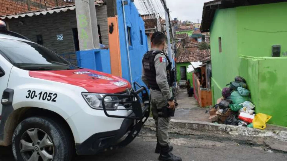 Jovem é morto com tiros na cabeça quando conversava com irmão e amigo