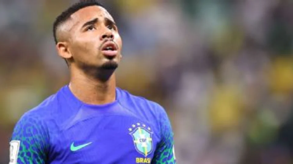Gabriel Jesus opera joelho direito após lesão em partida contra Camarões