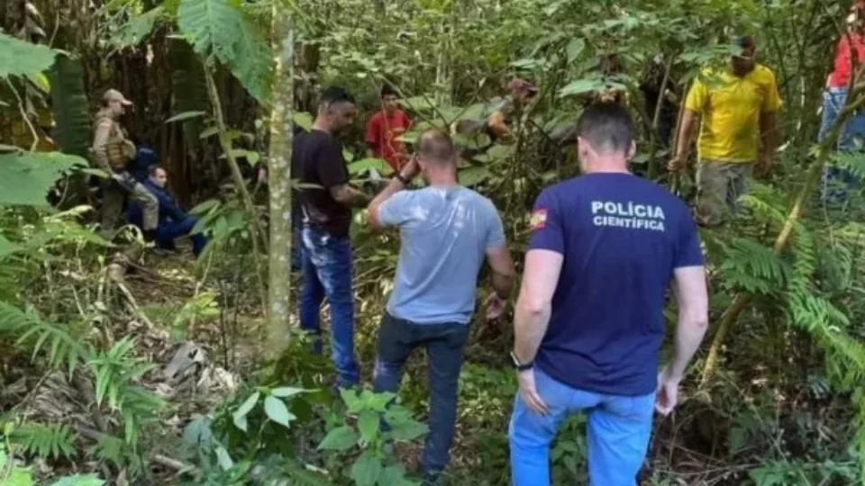 Corpos de duas crianças são encontrados enterrados com sinais de violência