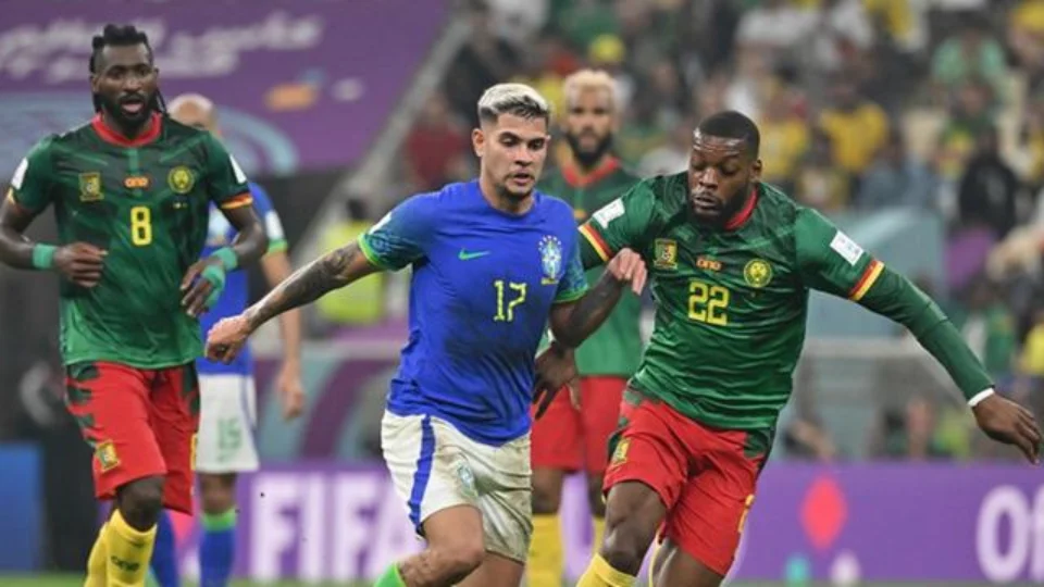 Brasil perde para Camarões, classifica e enfrenta Coreia do Sul nas oitavas