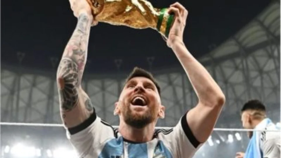 Messi é convidado a eternizar os pés na calçada da fama do Maracanã