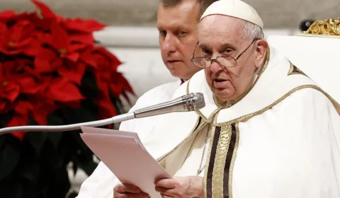Mundo sofre “fome de paz”, afirma Papa Francisco em mensagem de Natal
