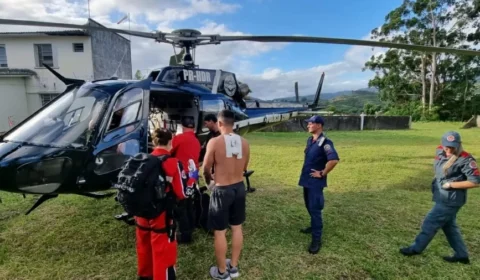 Aluno de 15 anos esfaqueia professor ao saber que seria reprovado