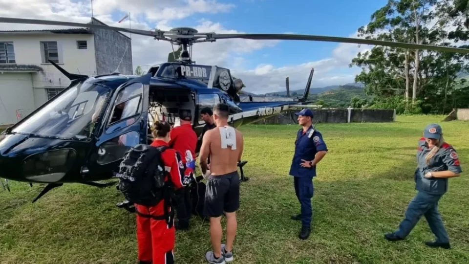 Aluno de 15 anos esfaqueia professor ao saber que seria reprovado