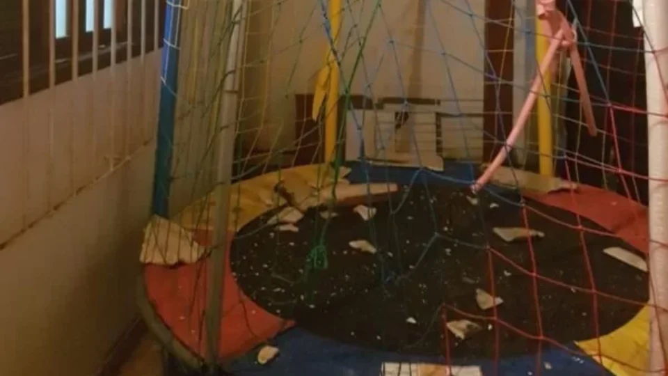 Grávida esfaqueada se joga do 2º andar para se salvar e cai em pula-pula