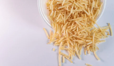 Criança encontra lâmina em pacote de batata-palha