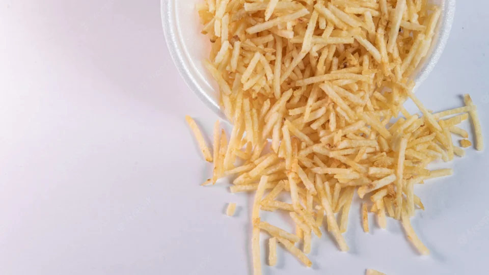 Criança encontra lâmina em pacote de batata-palha