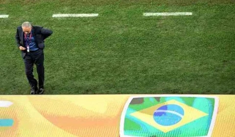 Tite deixa gramado após derrota em Copa do Mundo e é criticado na Internet