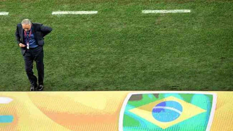 Tite deixa gramado após derrota em Copa do Mundo e é criticado na Internet