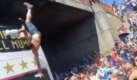 Vídeo: torcedor cai de viaduto ao tentar pular no ônibus da seleção argentina
