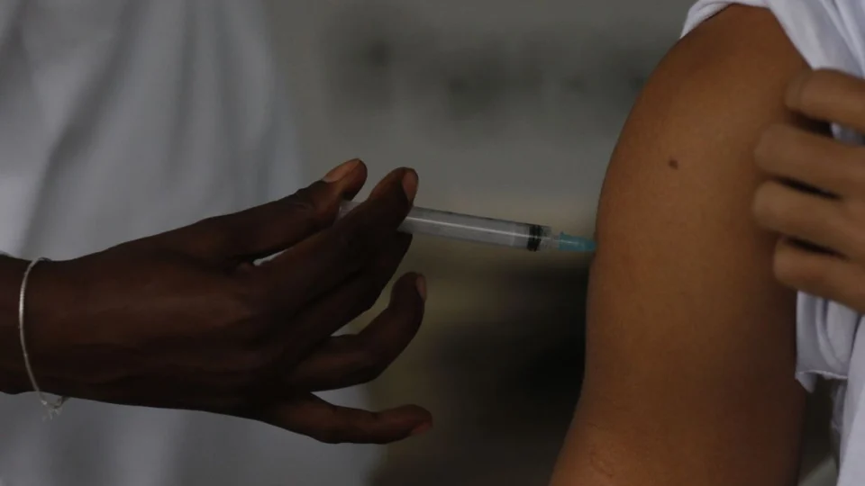 Aplicação da vacina bivalente contra a Covid deve começar em 27 de fevereiro