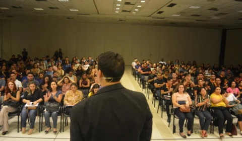 Medo de falar em público atrapalha relações profissionais e pessoais