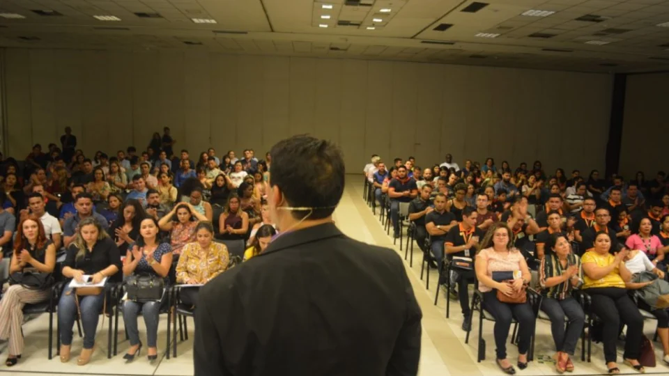 Medo de falar em público atrapalha relações profissionais e pessoais