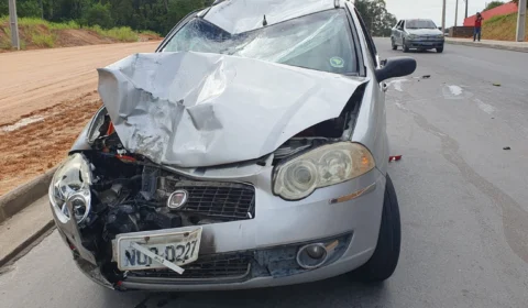 Acidente entre carro e moto resulta em vítimas fatais no Tarumã