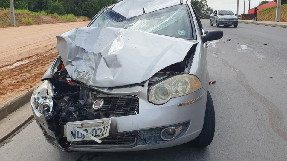 Acidente entre carro e moto resulta em vítimas fatais no Tarumã