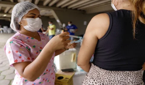 Saúde divulga boletim do cenário de Covid-19 e vacinação no Amazonas neste sábado