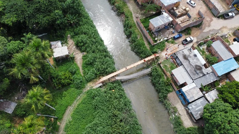 Ponte de madeira é construída para interligar o bairro Colônia Terra Nova ao Santa Etelvina