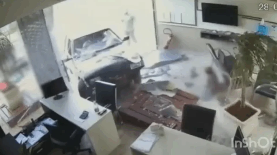 VÍDEO: condutor embriagado atropela e arrasta criança que brinca na calçada