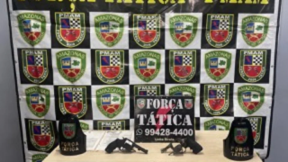 Assaltantes batem carro roubado durante tentativa de fuga da polícia