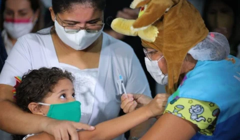 Amazonas recebe 22,8 mil doses de vacina contra a Covid-19 autorizadas para crianças acima de 3 anos de idade
