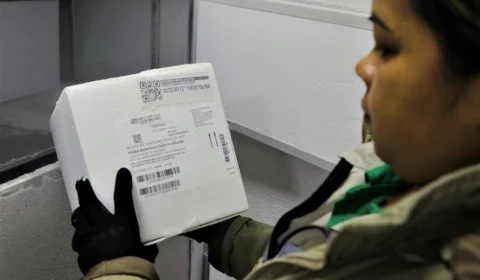 <em>Vacina infantil: Amazonas recebe mais 120 mil doses de vacina Pfizer contra a Covid-19 nesta terça-feira</em>