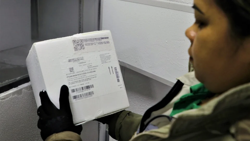 <em>Vacina infantil: Amazonas recebe mais 120 mil doses de vacina Pfizer contra a Covid-19 nesta terça-feira</em>