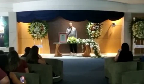 Homem de 60 anos simula própria morte e faz velório para testar sua popularidade