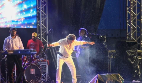 Réveillon com fogos de artifício de baixo ruído reúne 100 mil pessoas na Ponta Negra