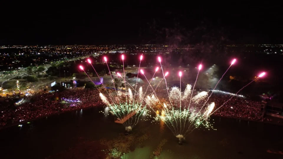 Show da virada reúne 50 mil pessoas no Parque Anauá