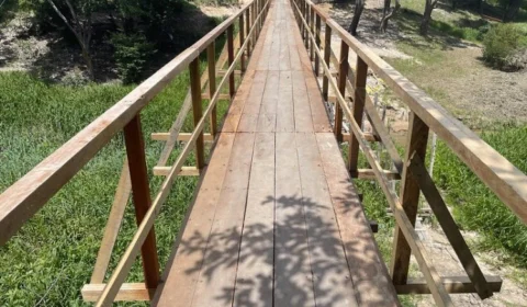 Ponte de madeira é construída no bairro Colônia Antônio Aleixo