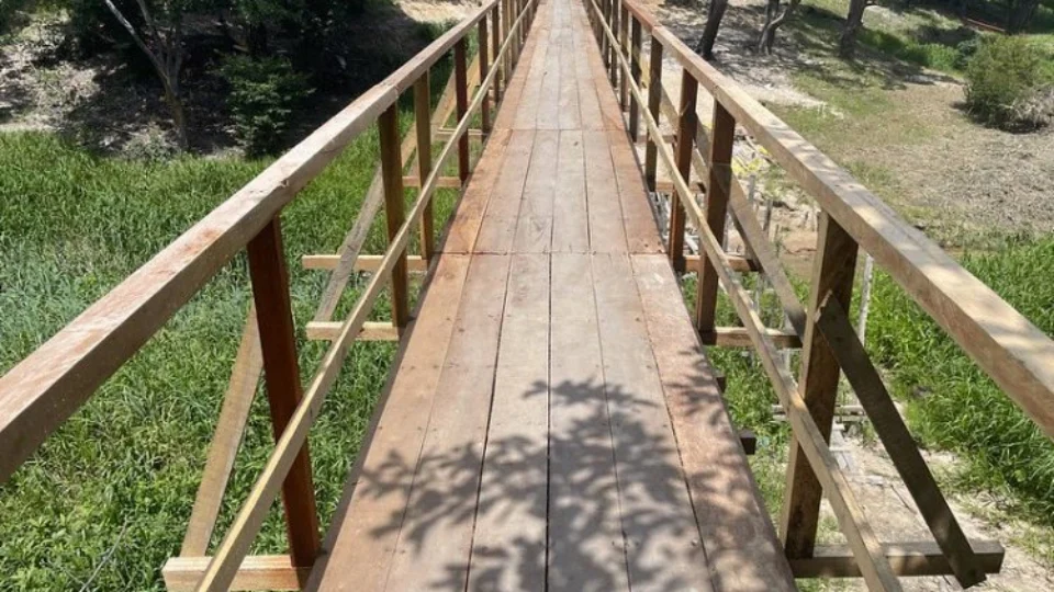 Ponte de madeira é construída no bairro Colônia Antônio Aleixo