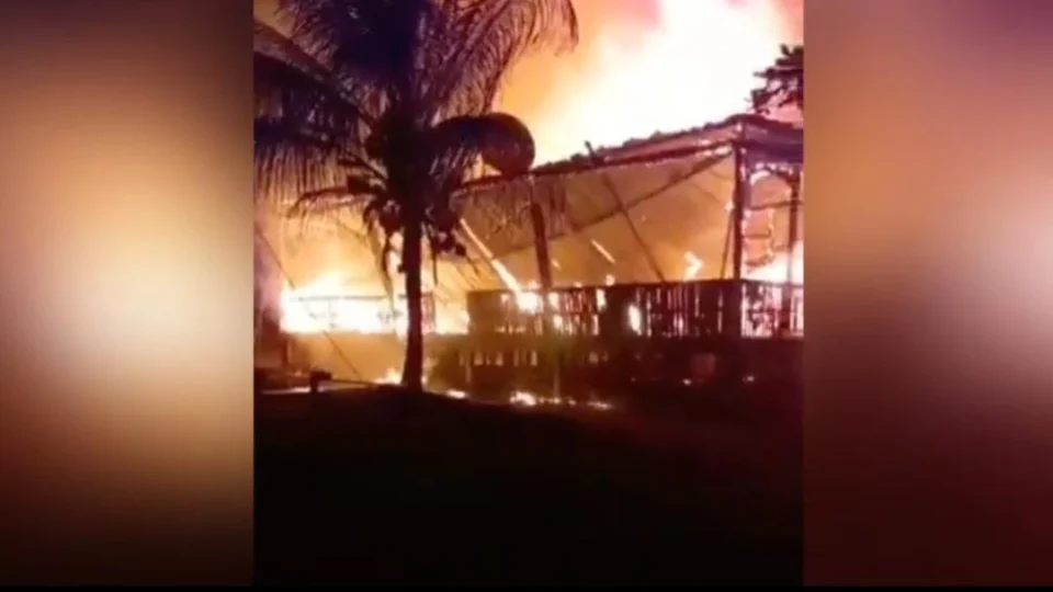 Incêndio destrói casa e deixa moradores sem nada no Amazonas; Veja vídeo