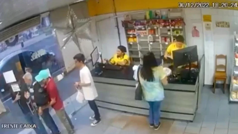 Bandidos cercam e furtam R$3 mil de idoso na Av. Constantino Nery