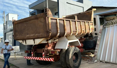 Caminhão invade casa e destrói postes em Boa Vista