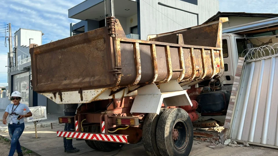 Caminhão invade casa e destrói postes em Boa Vista