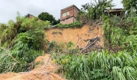 CHUVA: barranco desaba e invade residências