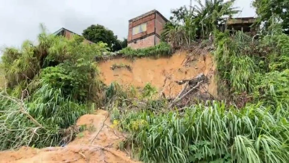 CHUVA: barranco desaba e invade residências