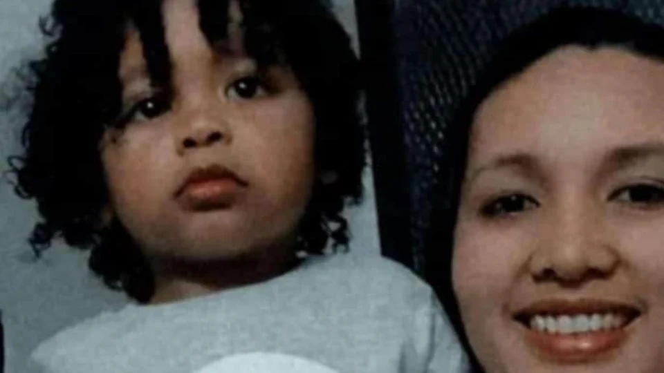 Morre criança de 2 anos que foi atropelada junto com a mãe por mulher que aprendia a dirigir