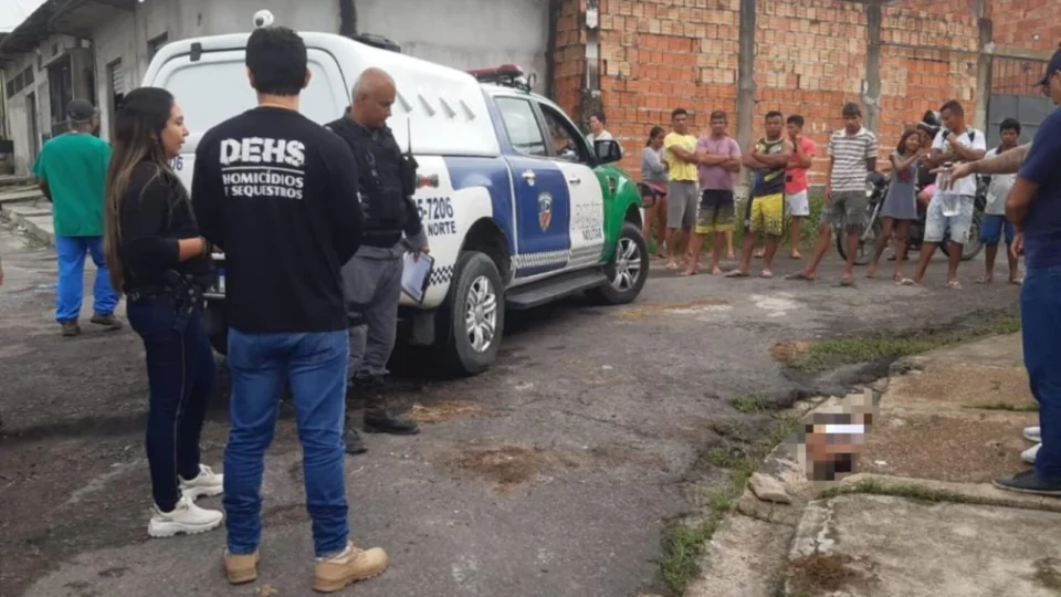 Mulher é morta no Nova Cidade e tem corpo arrastado para ser jogado em bueiro; veja fotos