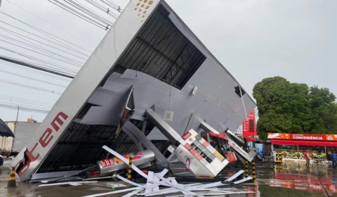 Vídeo: Estrutura de posto de combustíveis desaba em Manaus