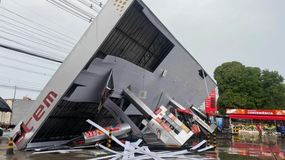 Vídeo: Estrutura de posto de combustíveis desaba em Manaus
