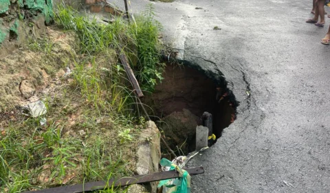 Buracos causam acidentes em rua do bairro Terra Nova