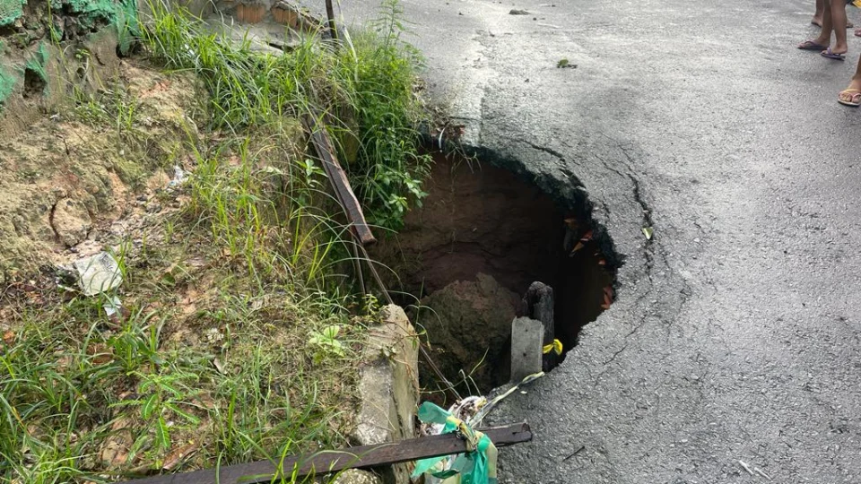 Buracos causam acidentes em rua do bairro Terra Nova