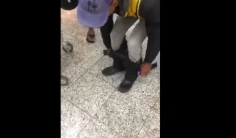 Mototaxista abaixa as calças para provar que não furtou picanha; Veja Vídeo