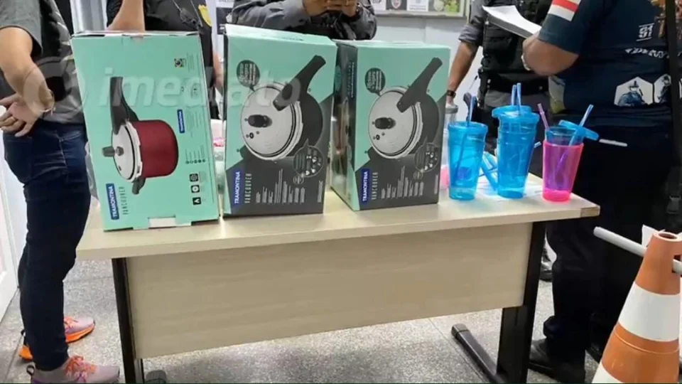 Homem tenta furtar panelas de pressão e acaba preso dentro de shopping