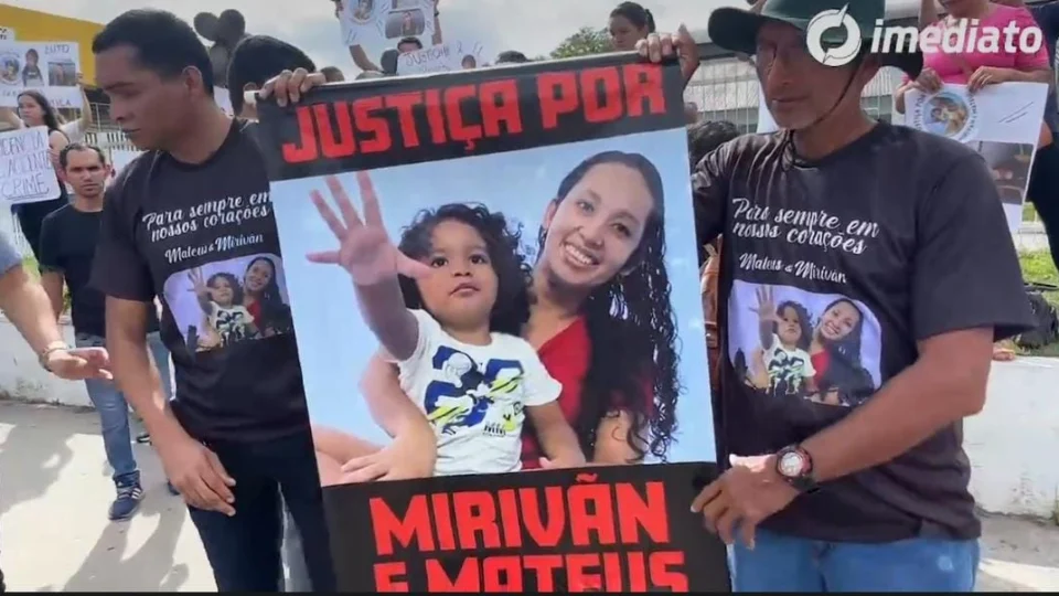 Família de mãe e filho que foram mortos atropelados, fazem protesto pedindo justiça