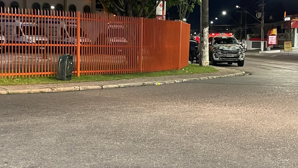 Mala deixada em base do Samu é periciada por grupo antibombas no bairro Alvorada