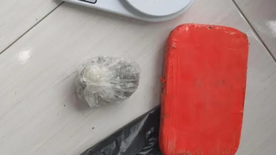 Mulher é presa com drogas na zona leste de Manaus 