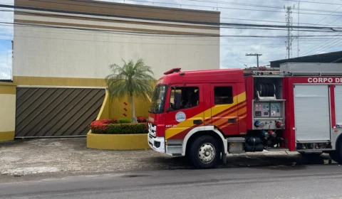 Incêndio destrói quarto de motel em Manaus